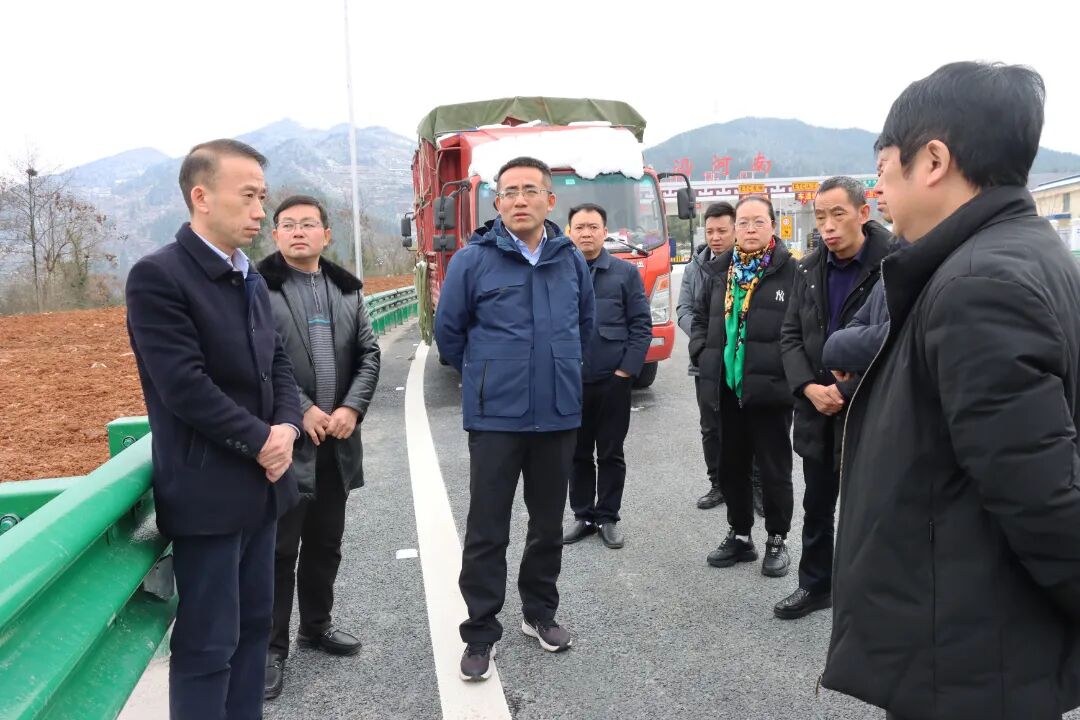 在沿印松高速公路沿河段,代忠义实地查看了车辆通行