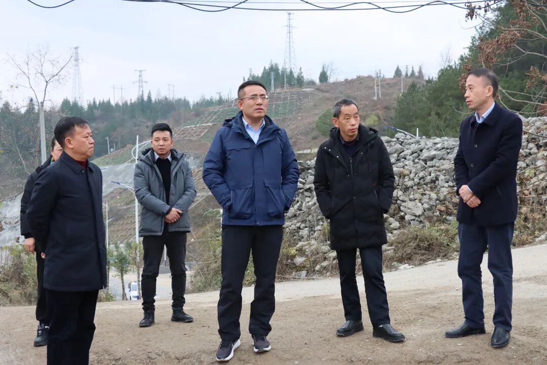 在沙沱特大桥和沿河三桥项目点,代忠义指出,"双节"