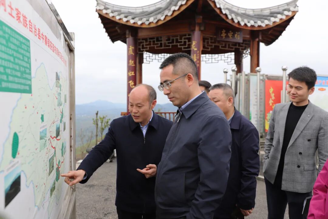 在泉坝镇,代忠义深入黄池村,查看村容村貌,人居环