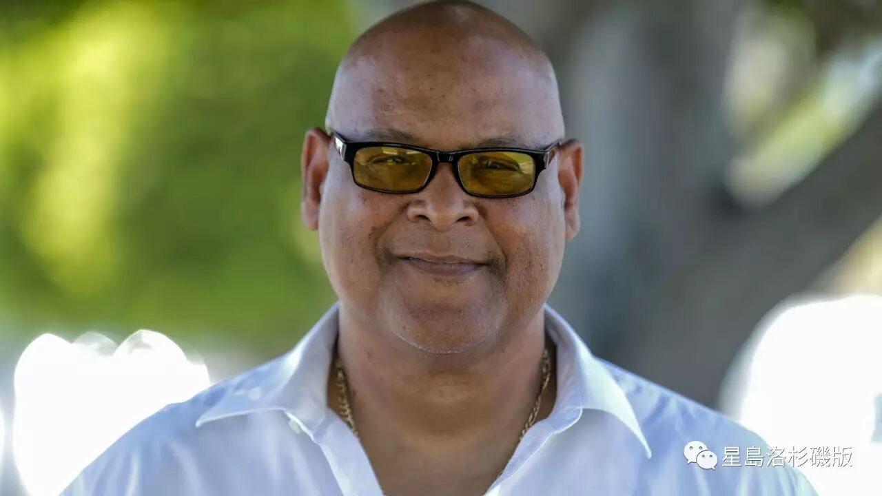 前康普顿(compton)市长布莱德利(omar bradley)因挪用公款超过7300元