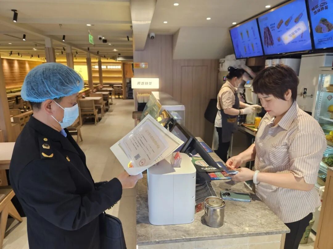 以“坚守”换“安心” “市监蓝”织密安全防护网（三）_以“坚守”换“安心” “市监蓝”织密安全防护网（三）_