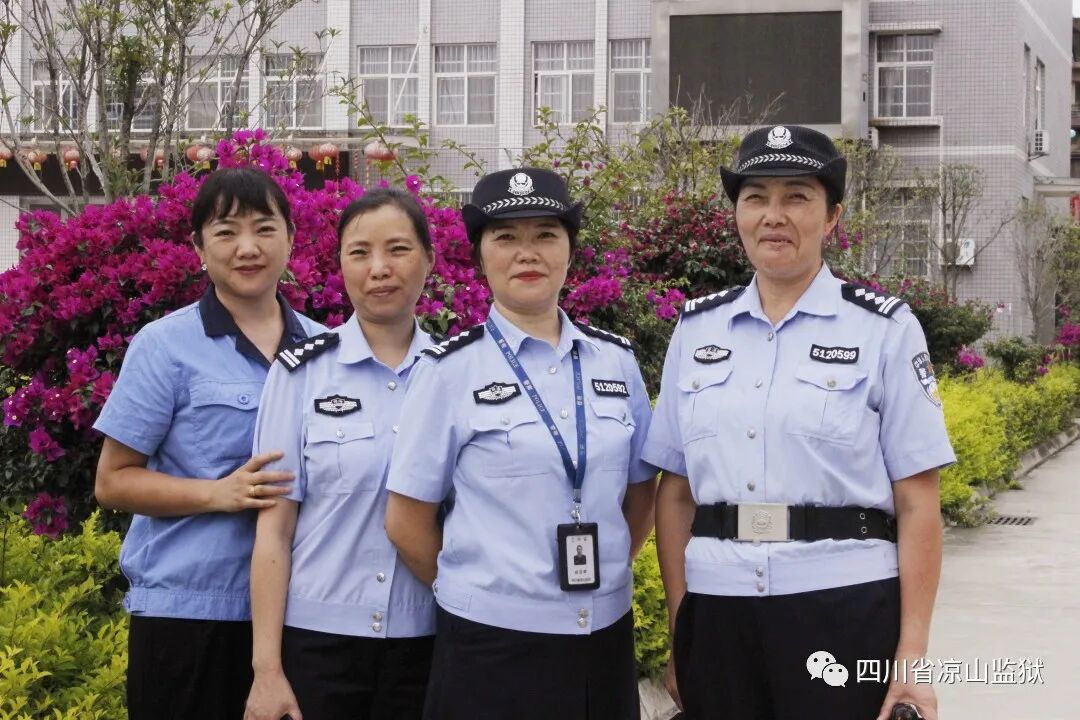 在监狱常态化的封闭执勤模式下,一直没聚齐的胡氏四姐妹,这一次却在战场上团聚了.图/胡斌(幺妹)、胡玉梅(老四)、胡亚琴(...