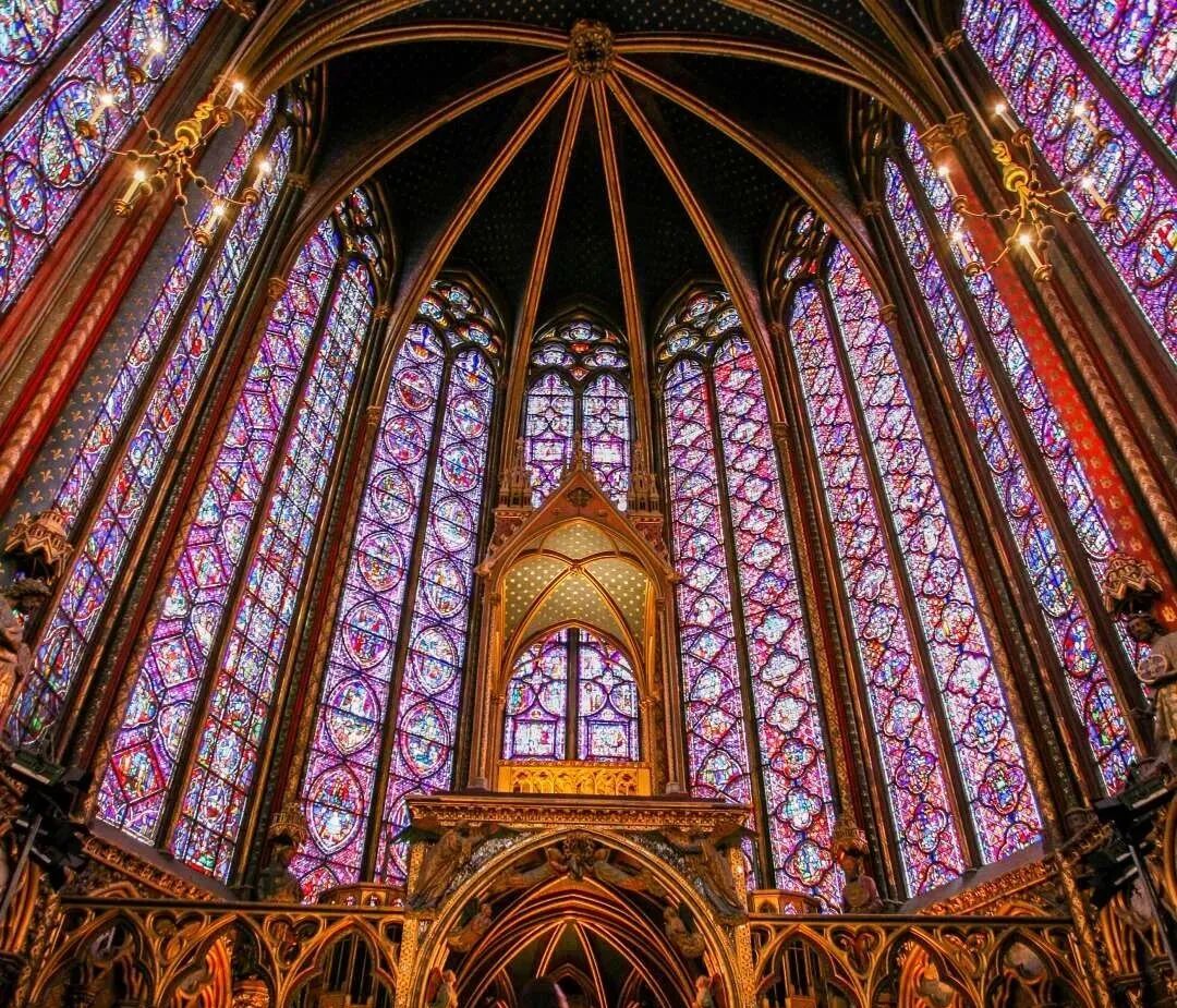 这是一座距离圣母院仅几步之遥的皇家教堂,是哥特式建筑的最高成就之