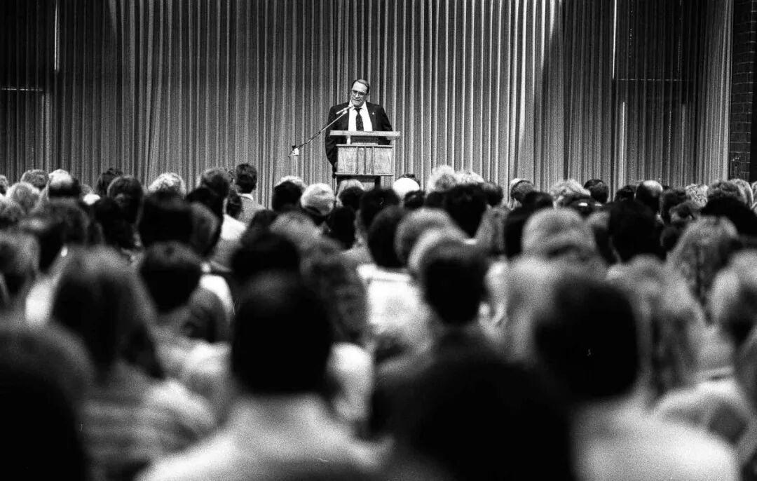 美國(guó)最偉大的老師 將400個(gè)流氓送進(jìn)了哈佛耶魯