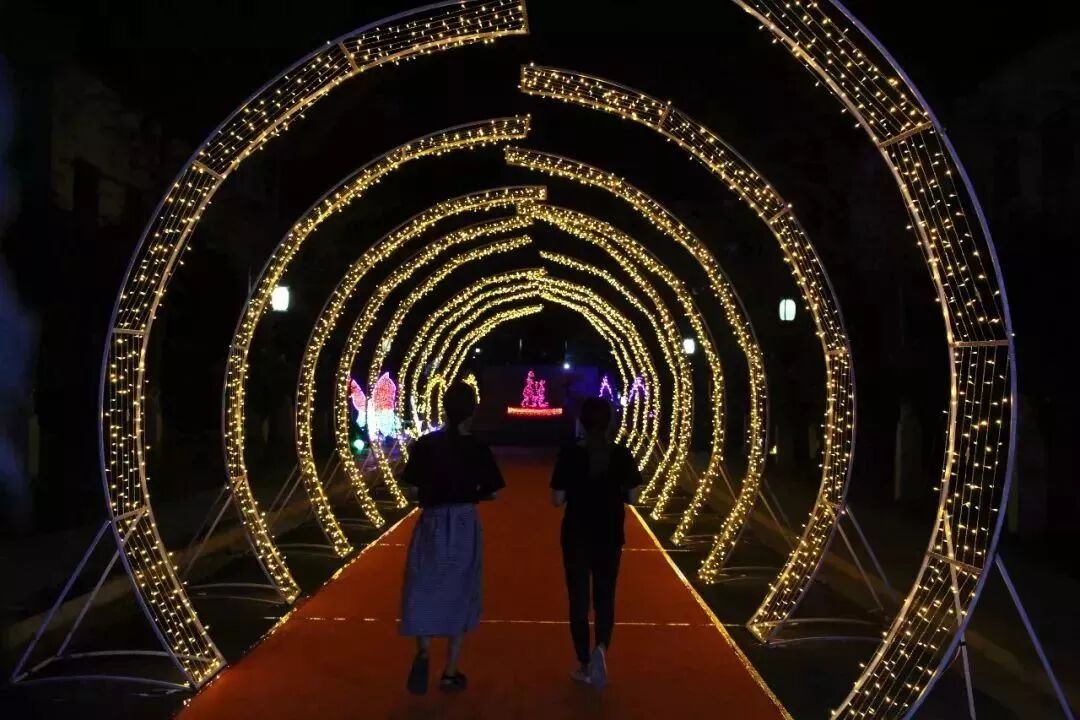 西峡财富公馆炫酷灯光秀,现场还有众多福利等你拿