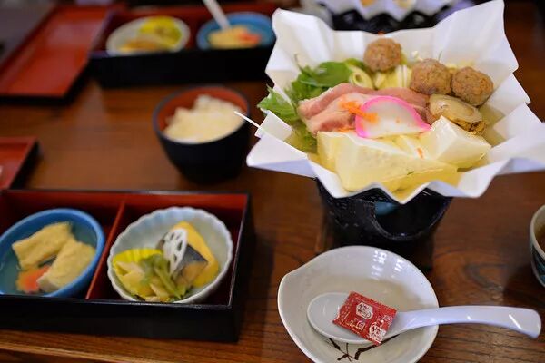 日本的纸火锅 这种新兴的纸火锅不漏不燃,其主料和汤料均用特制的纸