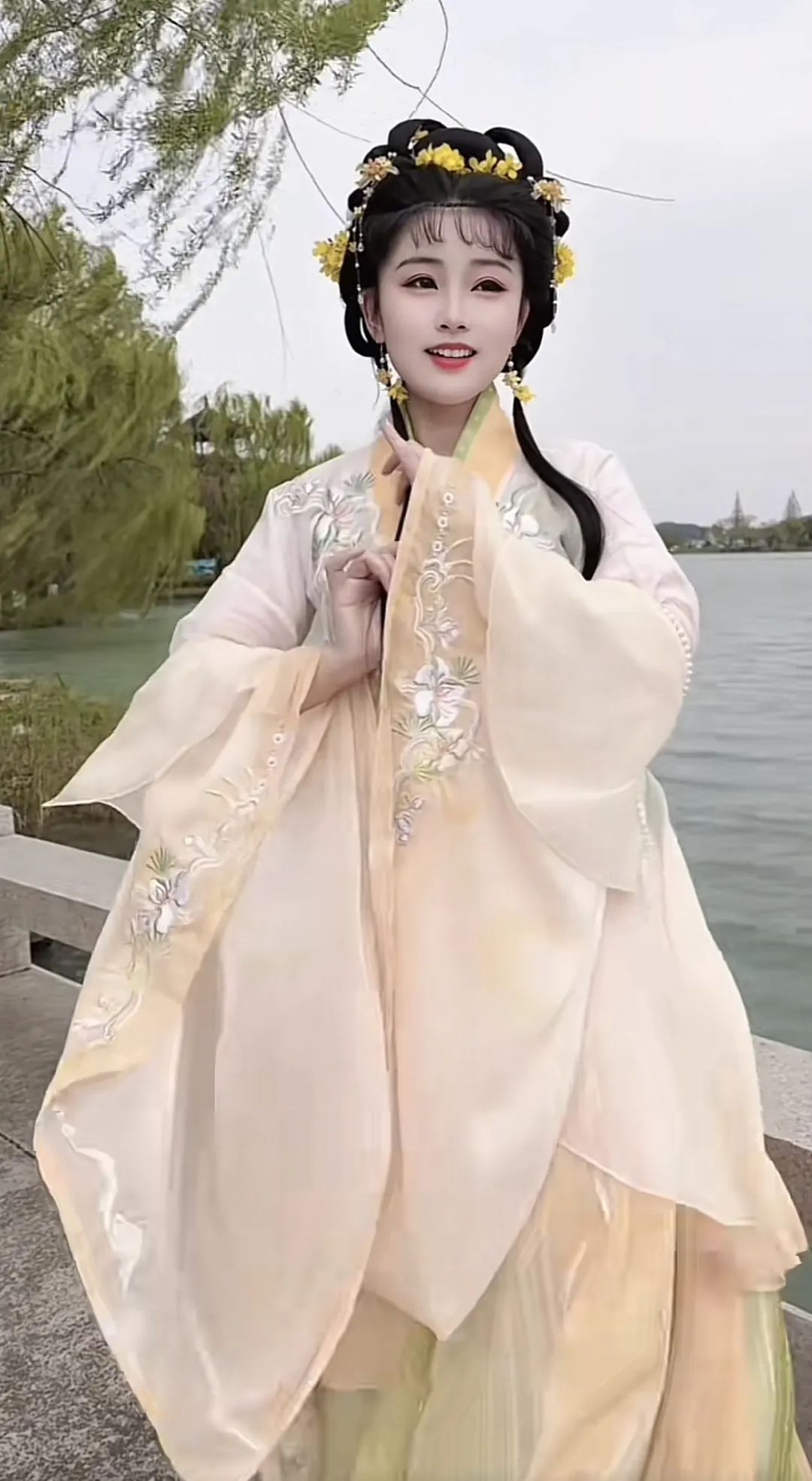 柬埔寨特色的男士服饰,柬埔寨的传统服装和高棉舞