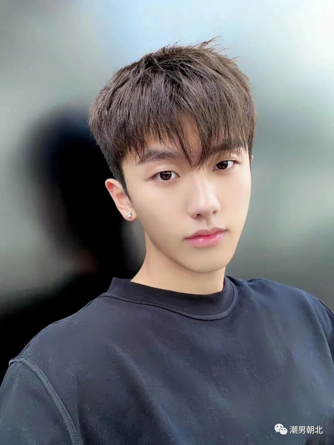 发际线高的男生，最适合剪这3款发型，时尚个性显帅气！