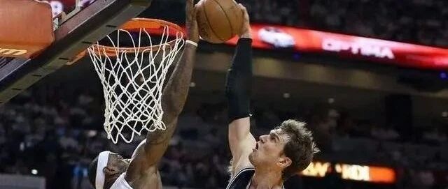 13年的詹姆斯太恐怖，1人顶4位置，百公斤飞天遁地，这有多强？