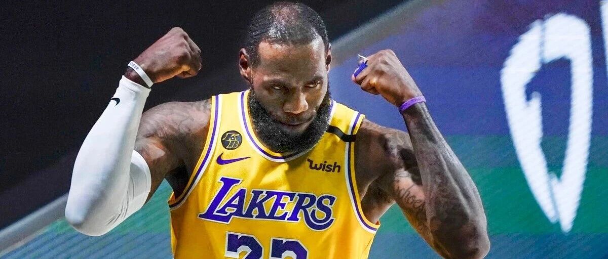 湖人提前2分钟投降，詹姆斯黑脸哀叹，两超巨砍50+16+15