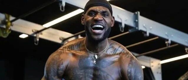 胖了？湖人队内训练曝光，詹姆斯8块腹肌不见了，胡子花白像60岁