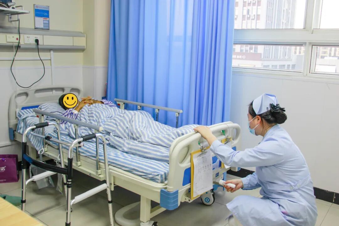 病房的床怎么摇起来骨病患者住院不用“摇人”！无陪护病房：躺平，剩下的交给我们_https://www.jmylbn.com_新闻资讯_第3张