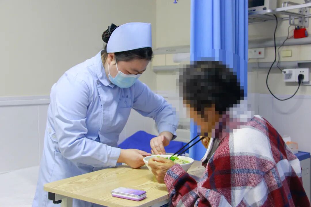 病房的床怎么摇起来骨病患者住院不用“摇人”！无陪护病房：躺平，剩下的交给我们_https://www.jmylbn.com_新闻资讯_第9张