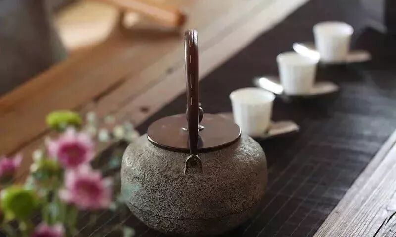 沏一杯暖茶，在春日静以养清