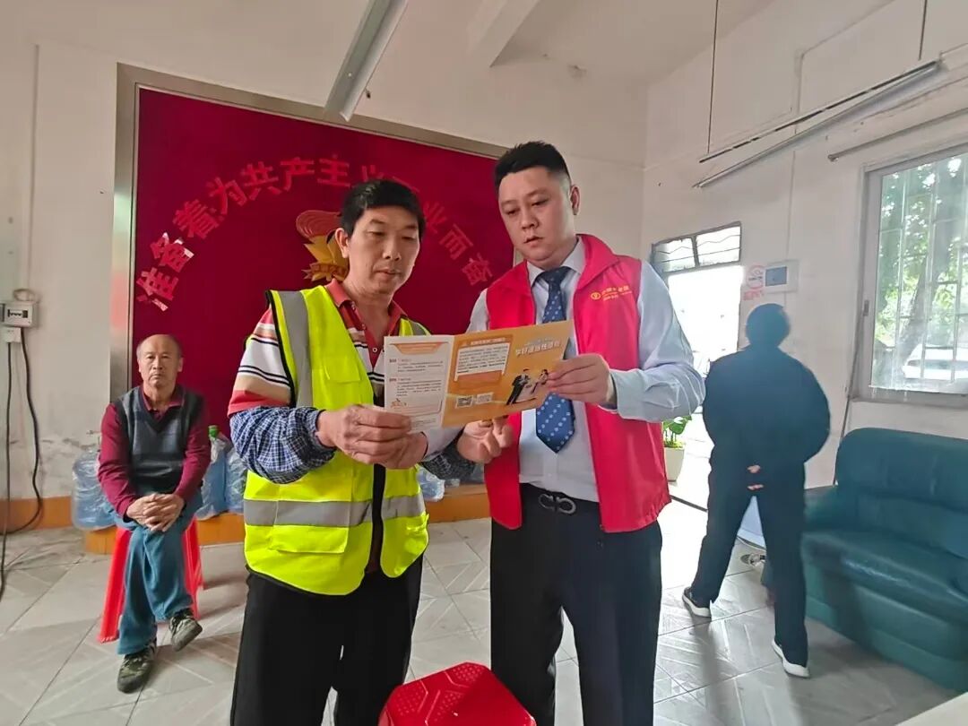 情暖环卫工 反诈护平安——祖庙汾江支行上门为环卫工人提供金融服务1.jpg