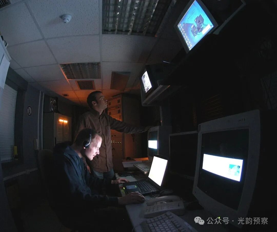 光地面站示意图（ESA 位于加那利群岛的站，非文中塔县站）。图源：European Space Agency，CC BY-SA 3.0 IGO