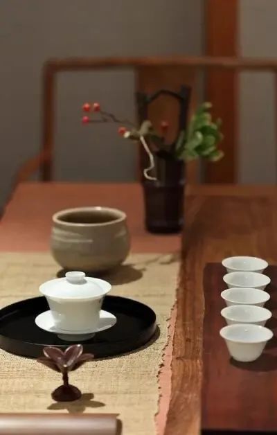 人生就是要先认清现实，再看淡世事，才能享受到生活中的快乐