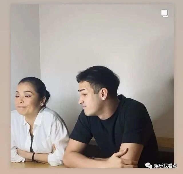 韦唯携幼子参加“中国歌唱”活动，为遮锃亮额头，发际线粉太夸张