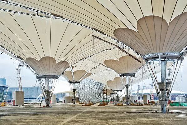 上海世博会主入口的世博轴