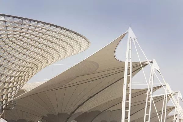 上海世博会主入口的世博轴