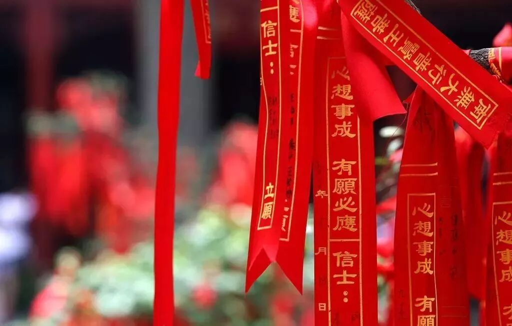 祈福飘带 带着一颗最诚挚的心,为家人亲友写上一条红绸祈福带,将一年