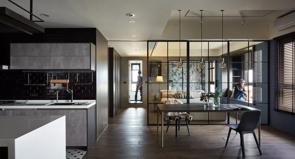 一人住90㎡：巧用双重玻璃隔断，这套设计太大气了！