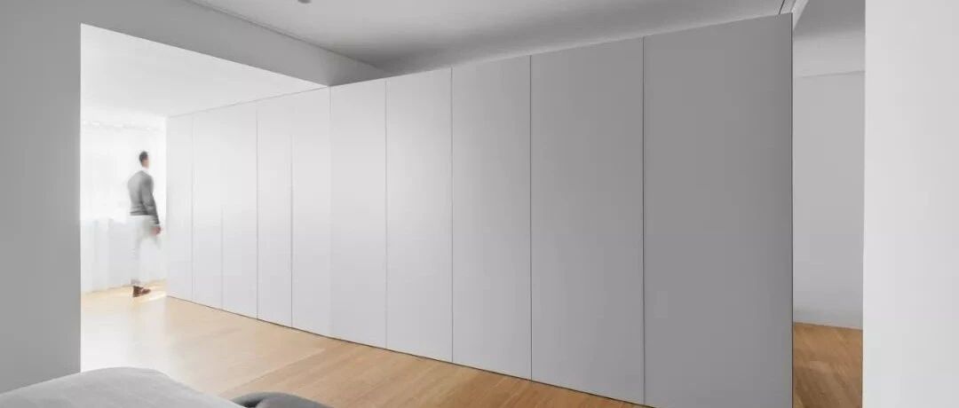 60㎡极简白一居室, 一个双面柜分出四个功能区！