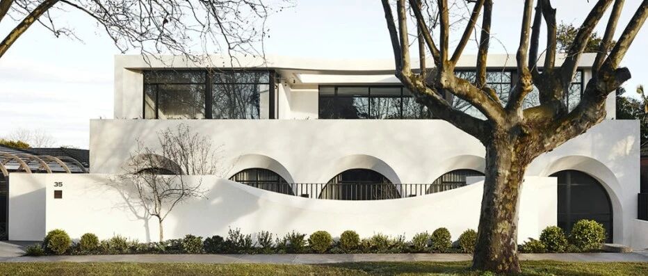 从外面看就是个别墅，其实是2个大平层，简约设计也有豪宅范!