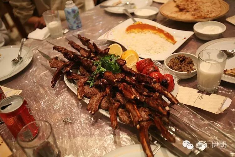 你已经看到了全部了~真的;羊排 大饼 米饭 烤肉 酸奶~没了~伊朗不是