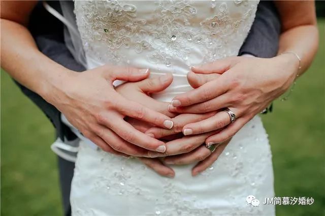 情侣戒指女生戴哪个手_女生钻戒戴在哪只手_女生结婚戒指戴哪个手