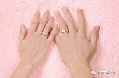 情侣戒指女生戴哪个手_女生结婚戒指戴哪个手_女生钻戒戴在哪只手