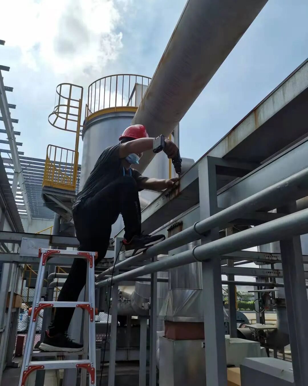 技术人员将采样管路接入废气排放管道