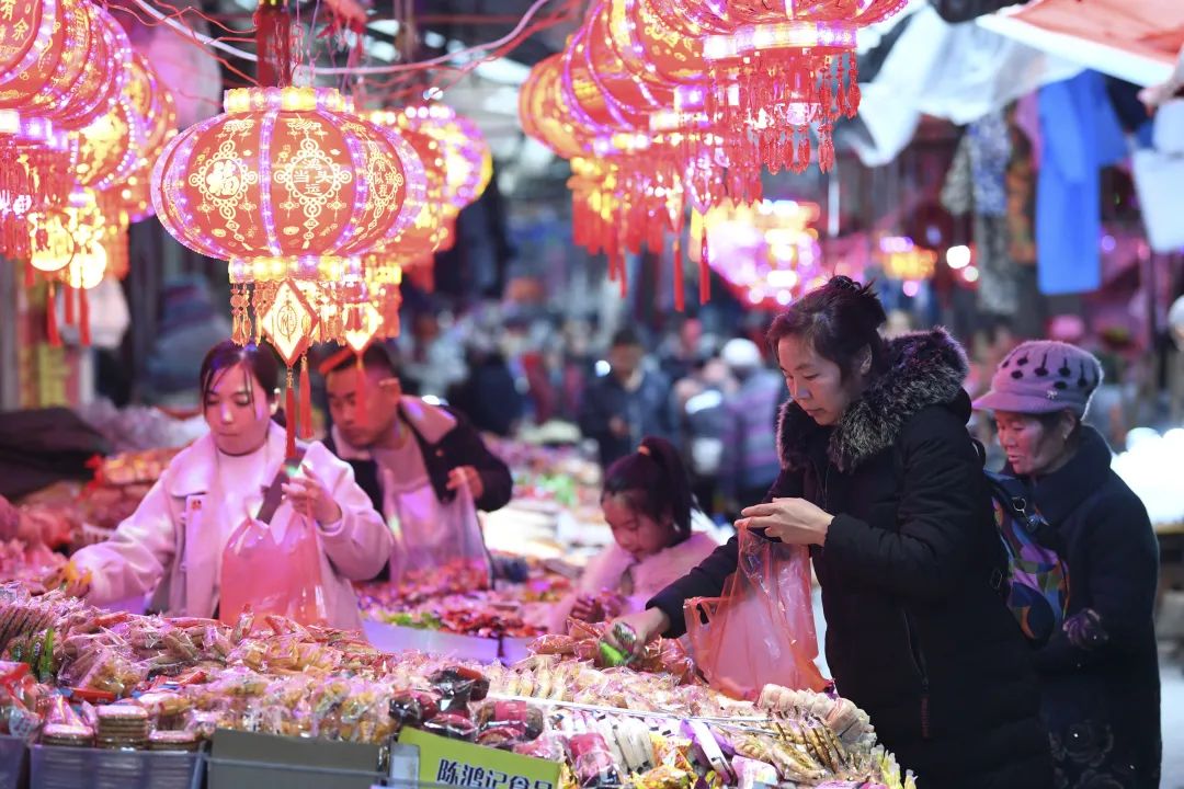 年货集市人头攒动热闹非凡