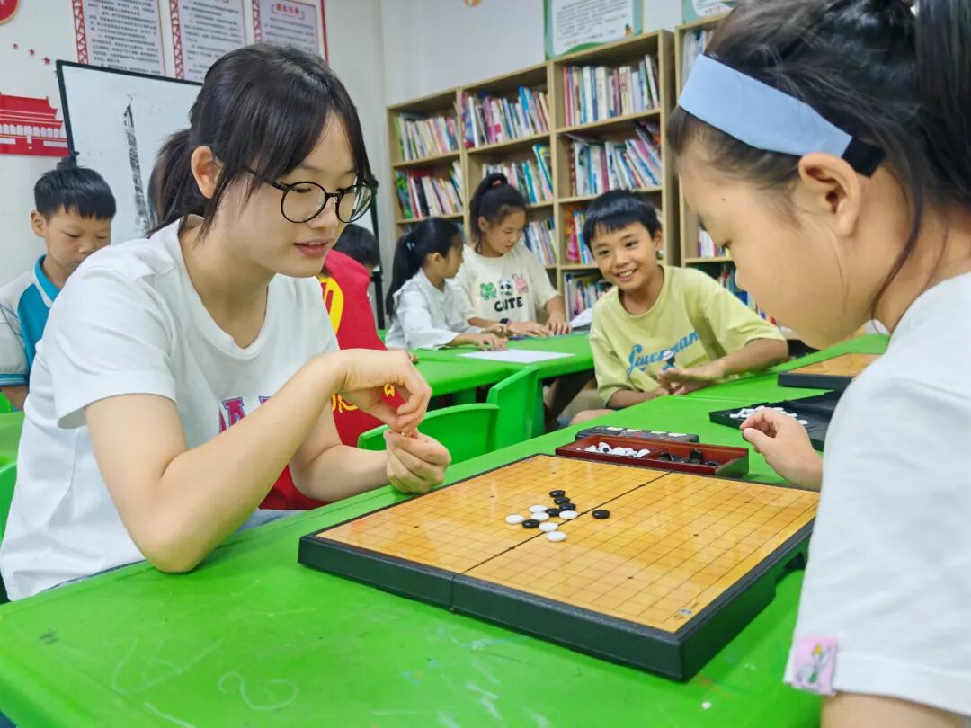 "我们会带领着小朋友们在课堂中完成作业和其他的一些益智小游戏,让小