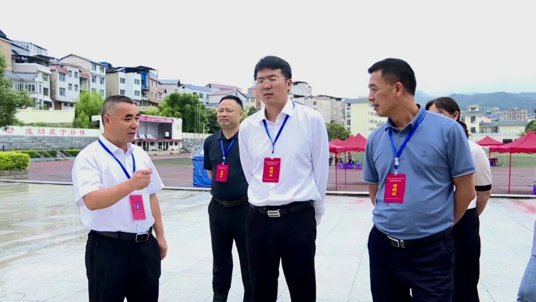 贾旭东先后到他山中学和余庆中学实地查看考点周边环境,以及视频监控
