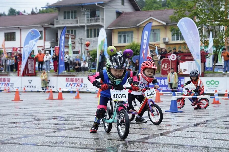 2024年第八届"多彩贵州"儿童滑步车联赛(余庆·松烟)滑步车赛开赛