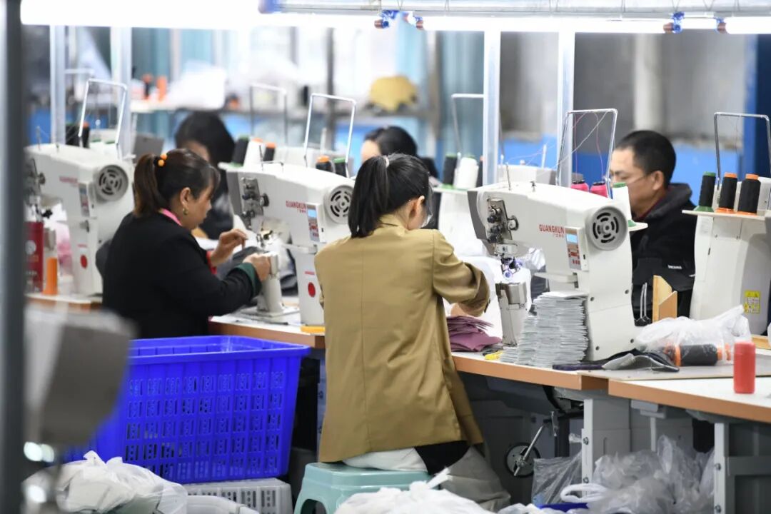 余庆县龙溪镇鞋业车间生产忙群众增收有保障