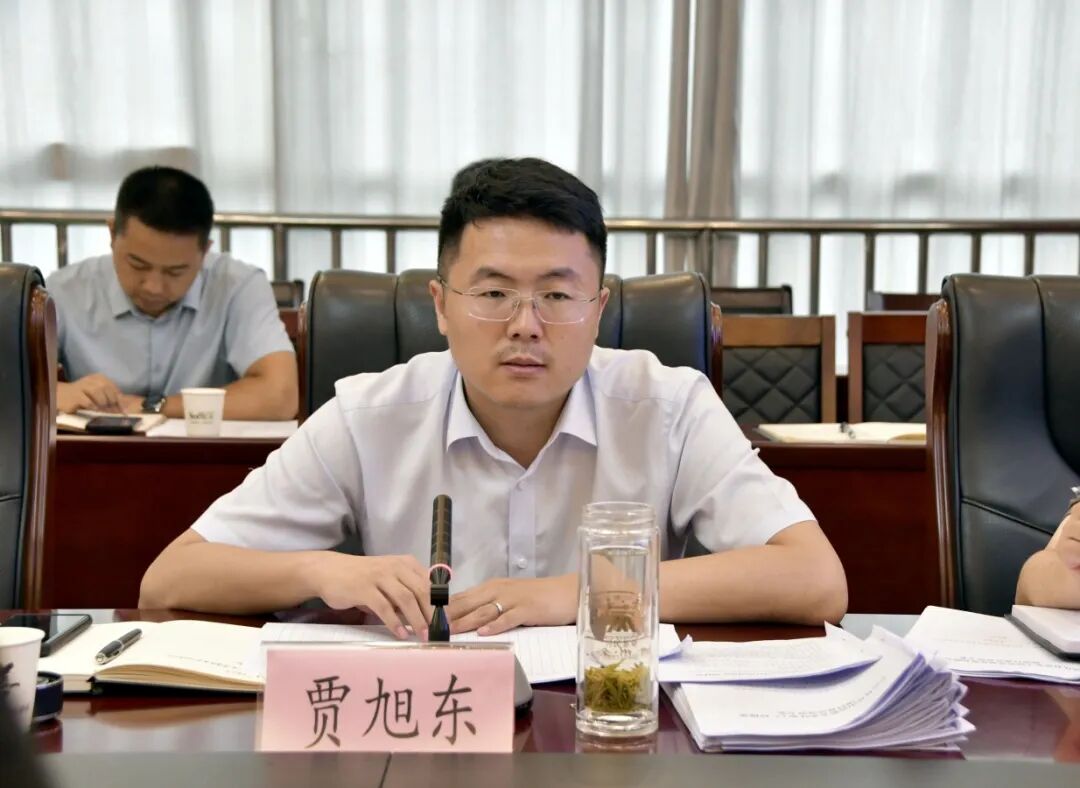 县委副书记,县长贾旭东参加会议并讲话,县领导谢庆松,龚勤,韦继军,王