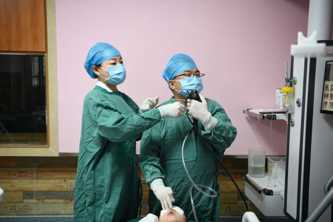 黄毓海是唯一一个能做支气管肺炎手术的人,由于儿科都是