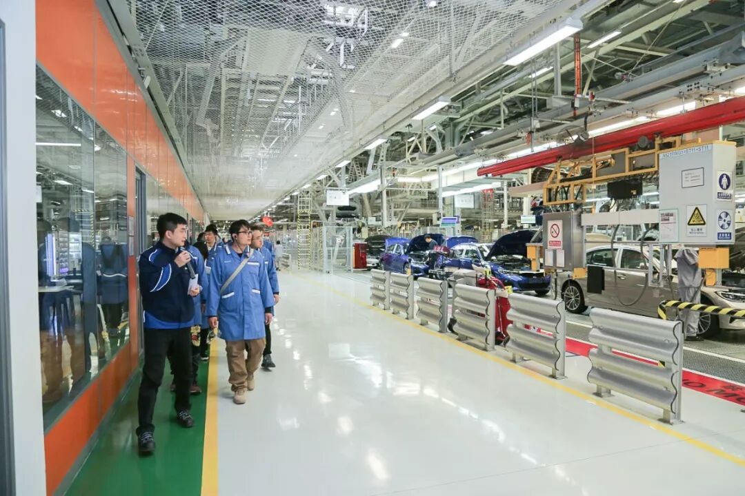 如何利用宝马的智能系统提升驾驶效率？_宝马智能驾驶_宝马的驾驶感体现在哪里