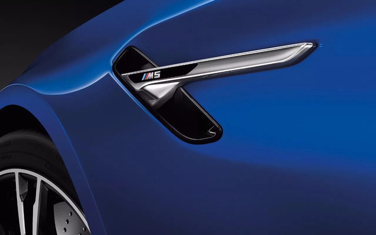 就比如这个已经 延续三代m5的鲨鱼腮通风设计.