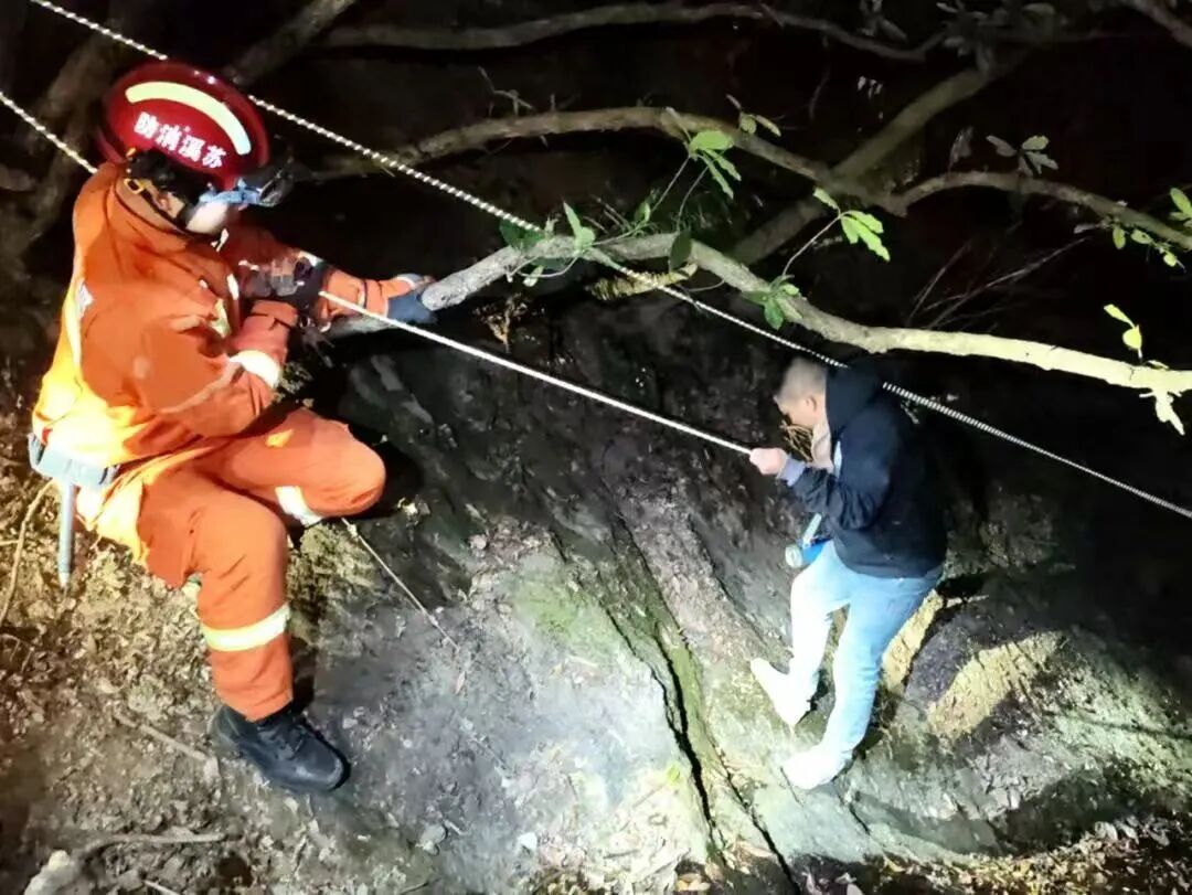 担架怎么叠背负+搀扶+折叠担架！消防员5小时 “组合式救援”_https://www.jmylbn.com_新闻资讯_第12张