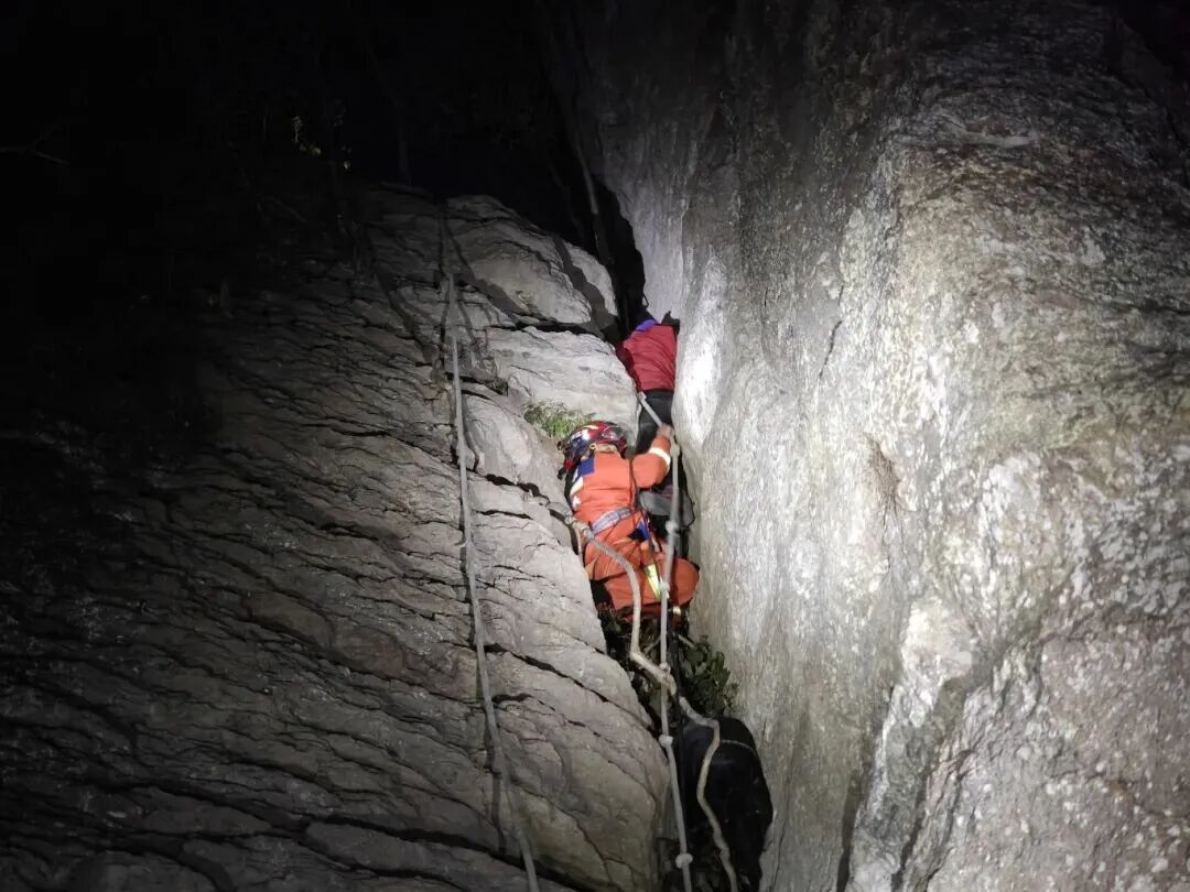 担架怎么叠背负+搀扶+折叠担架！消防员5小时 “组合式救援”_https://www.jmylbn.com_新闻资讯_第13张