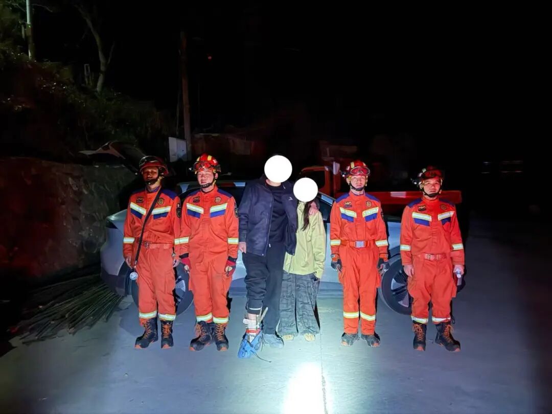 担架怎么叠背负+搀扶+折叠担架！消防员5小时 “组合式救援”_https://www.jmylbn.com_新闻资讯_第10张