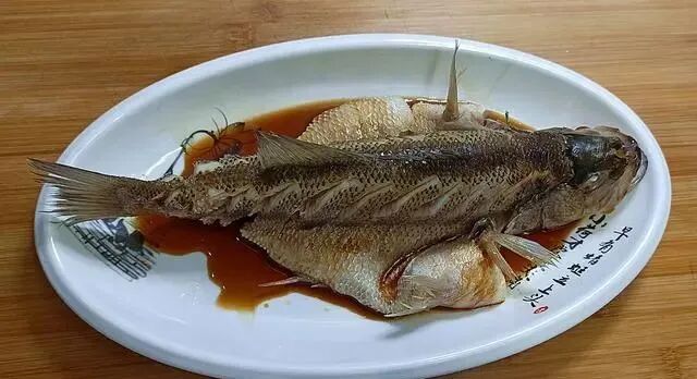 清蒸鲈鱼的做法技巧，多加这两步，鱼肉鲜嫩不腥不柴。