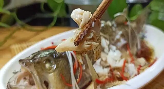 清蒸鲈鱼的做法技巧，多加这两步，鱼肉鲜嫩不腥不柴。