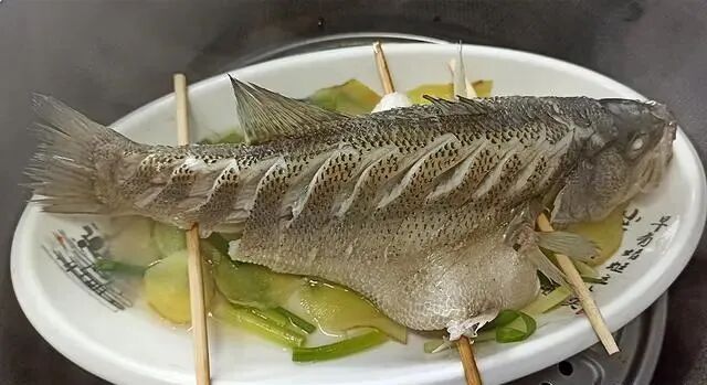 清蒸鲈鱼的做法技巧，多加这两步，鱼肉鲜嫩不腥不柴。