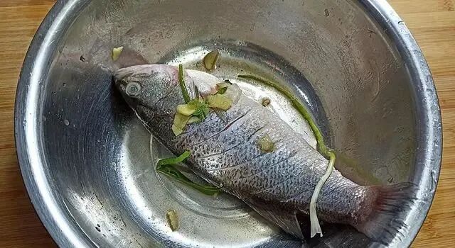 清蒸鲈鱼的做法技巧，多加这两步，鱼肉鲜嫩不腥不柴。