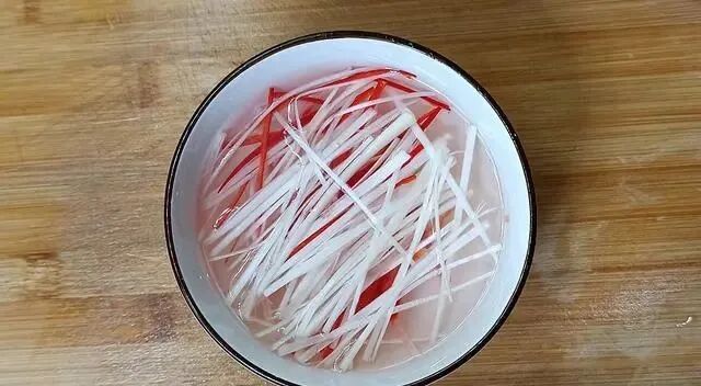 清蒸鲈鱼的做法技巧，多加这两步，鱼肉鲜嫩不腥不柴。