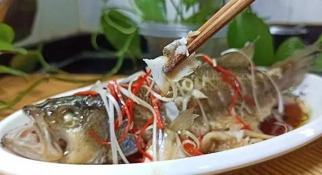 清蒸鲈鱼的做法技巧，多加这两步，鱼肉鲜嫩不腥不柴。